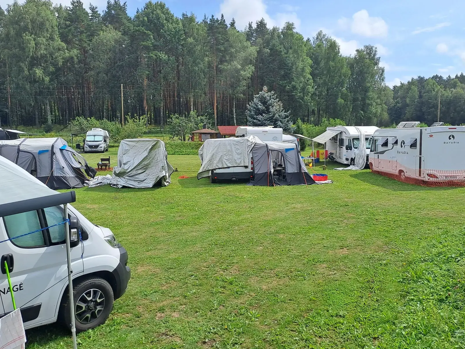 Wohnmobile und Zelte auf dem Campingplatz