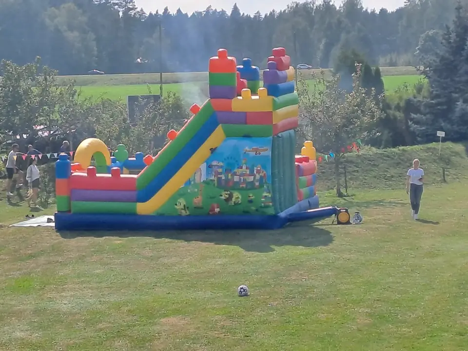 Eine Hüpfburg bei einem Kinderfest