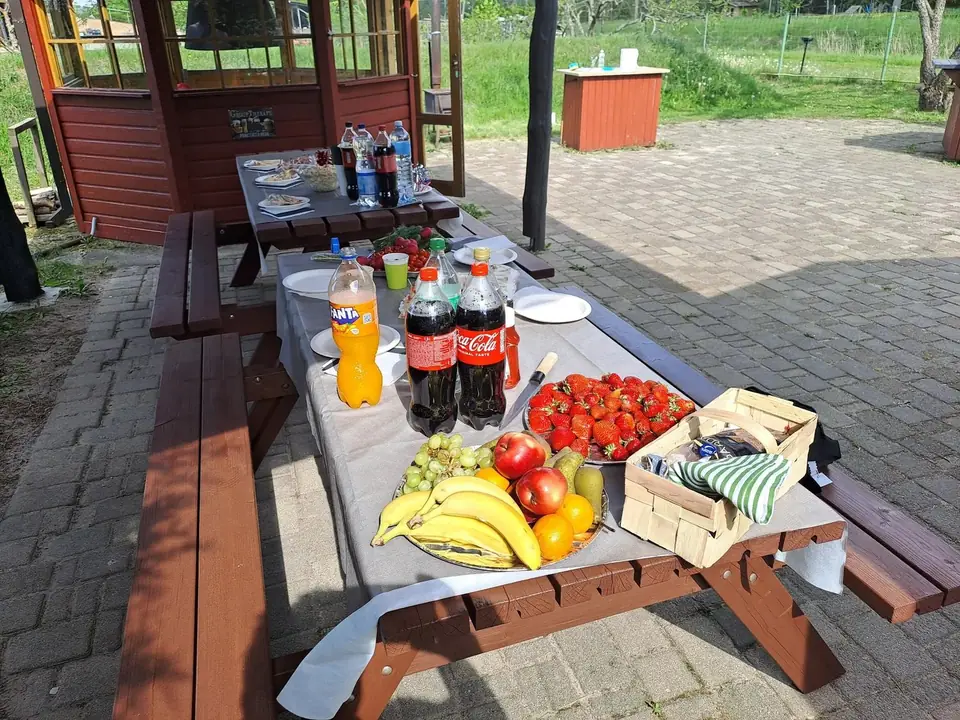 Klāts galds piknikam lapenē