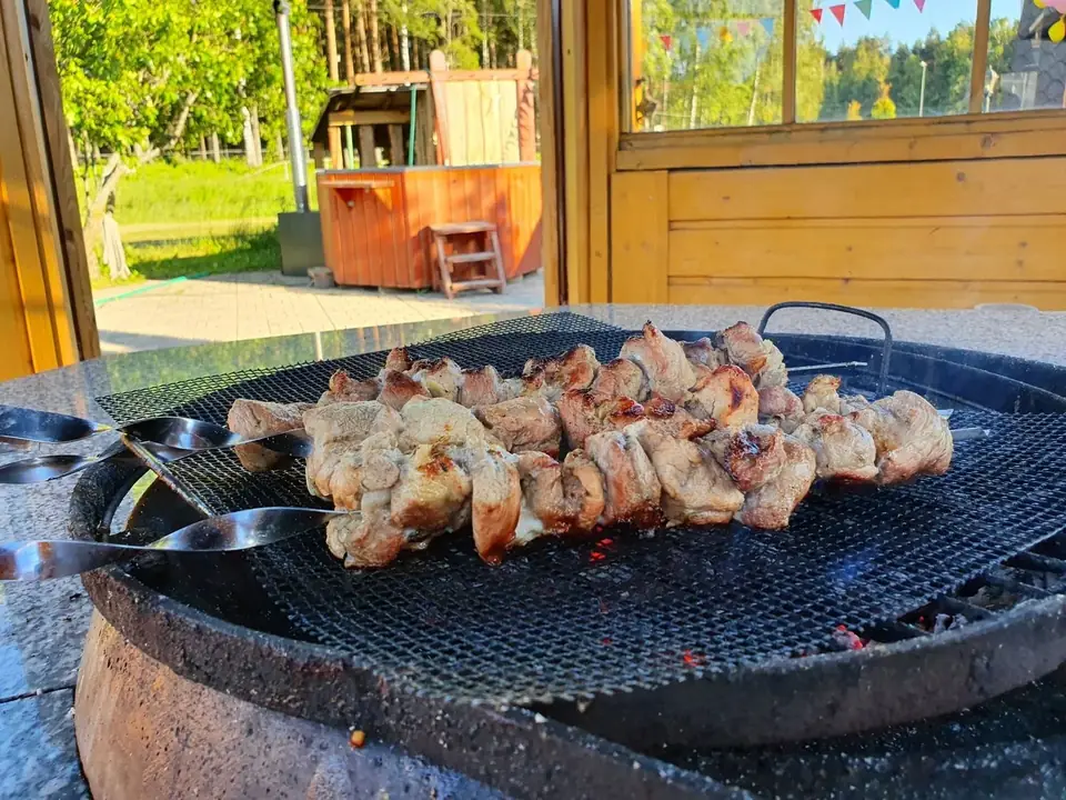 Šašliks uz akmens grila