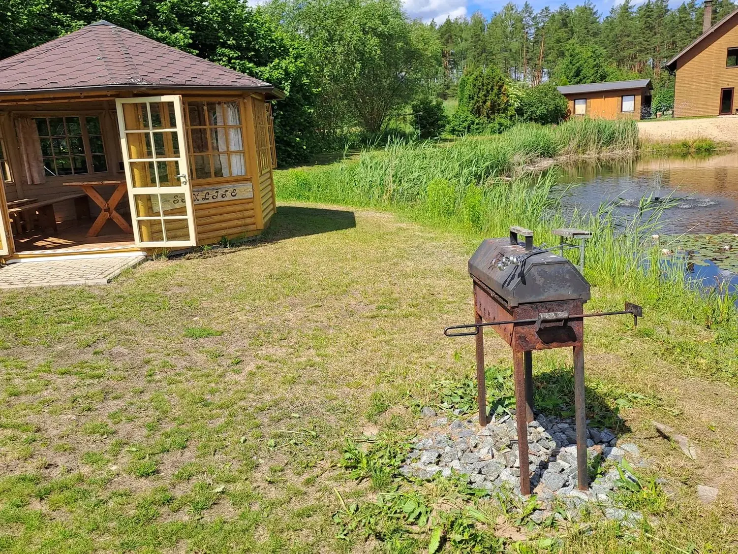 Grillhaus aus Holz und Hot Tub am See