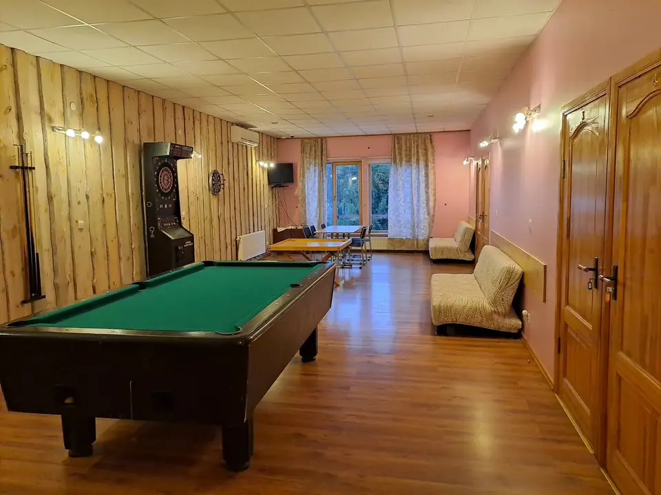 The guest house lounge with a pool table